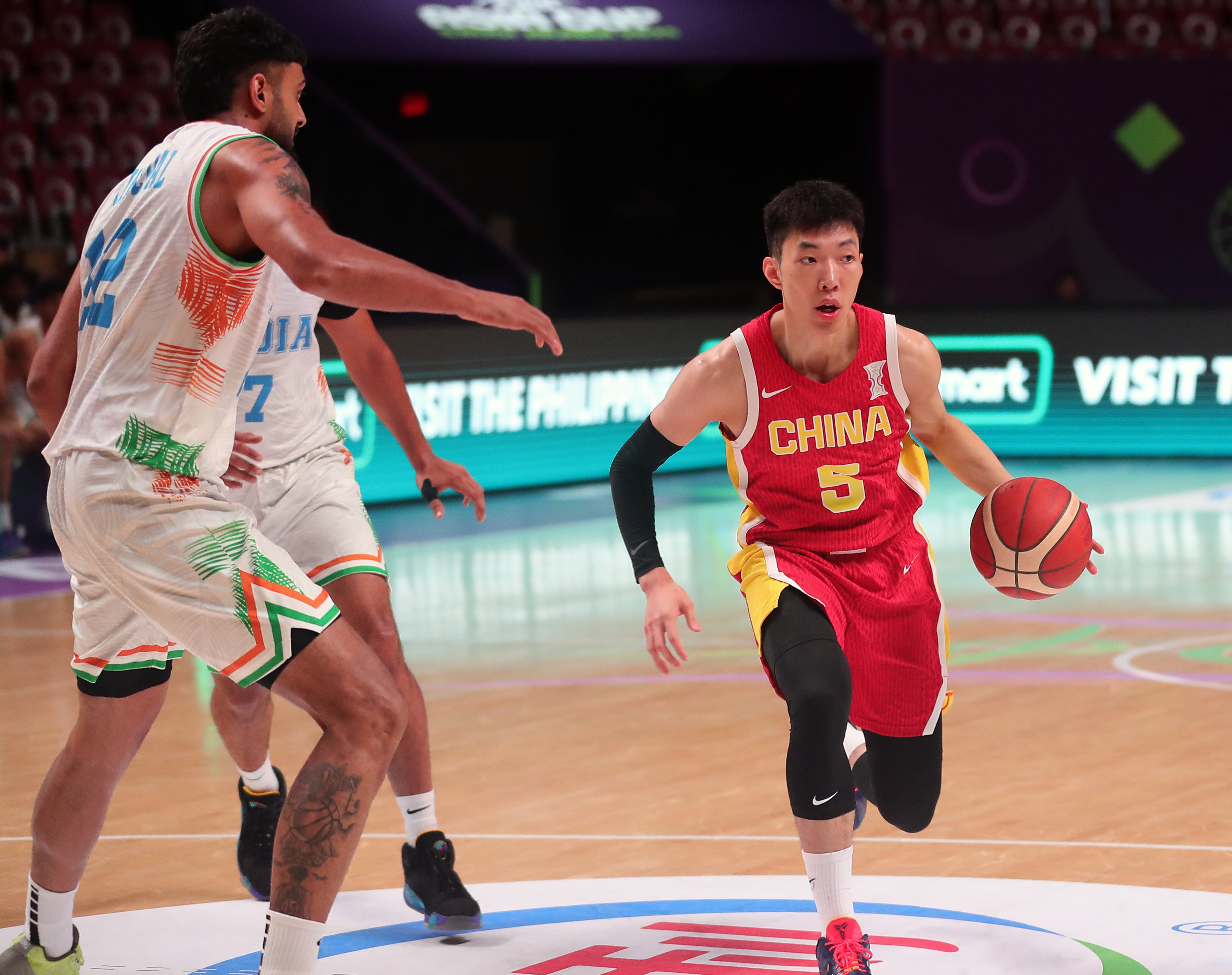 关于亚洲杯篮球赛：伊朗队战胜印度队晋级决赛的信息