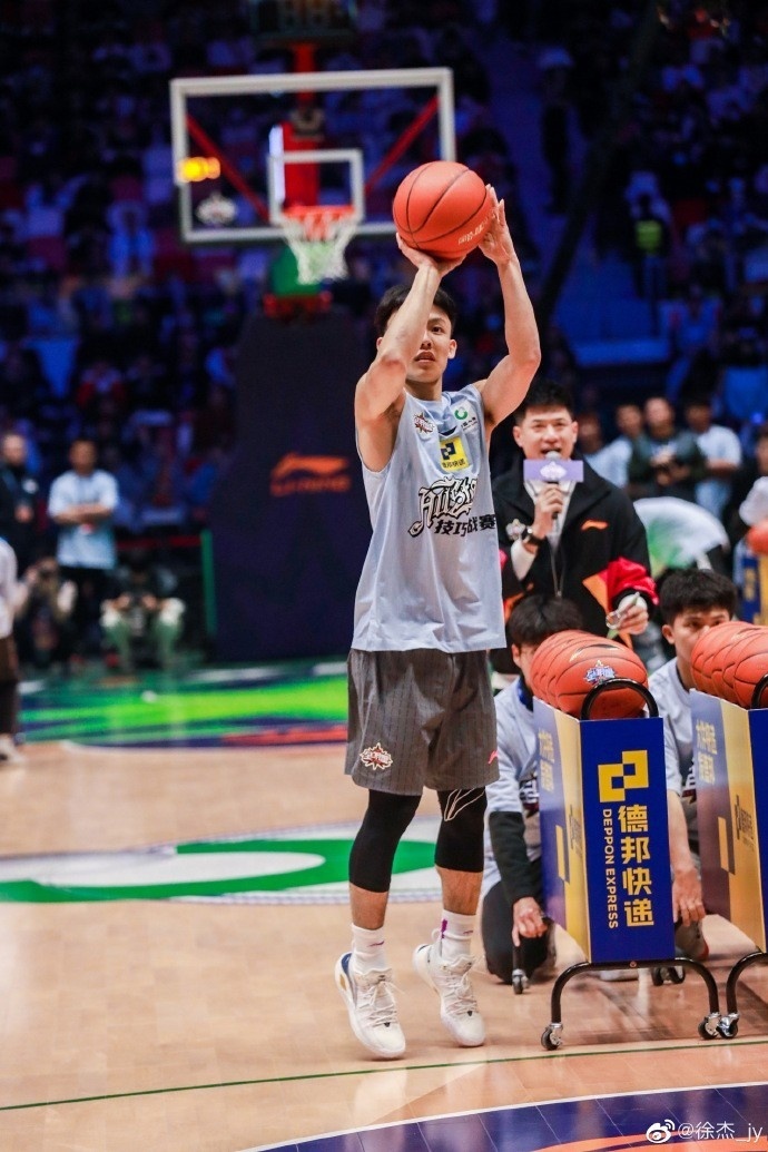 火爆对决:全明星球员全力以赴 火爆对决:全明星球员全力以赴