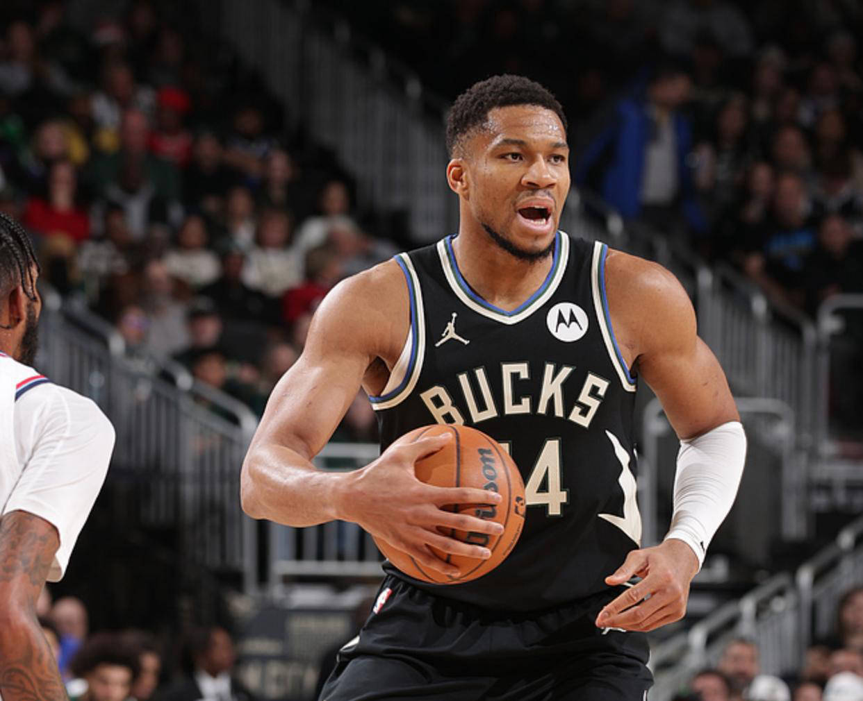 关于雄鹿强势墨西哥男篮，伦纳德爆发神勇的信息