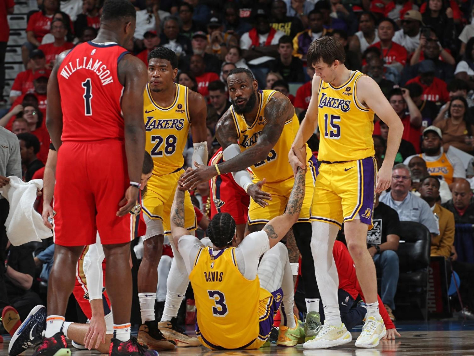 包含四川队横扫湖人，麦科勒姆带队取胜的词条